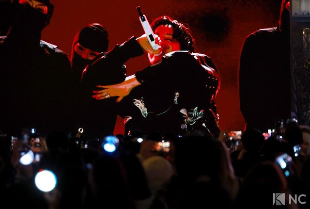 방탄소년단의 컴백 라이브 공연을 앞둔 21일 오후 서울 종로구 광화문 광장 일대에서 팬들이 무대를 관람하고 있다. 사진=김규빈 기자