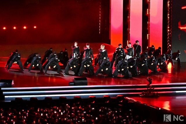 그룹 방탄소년단(BTS)이 컴백을 기념해 21일 오후 서울 종로구 광화문 광장에서 ‘BTS 컴백 라이브: 아리랑(BTS THE COMEBACK LIVE | ARIRANG)’ 공연을 펼치고 있다. 사진=한국온라인사진기자협회 공동취재단