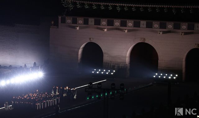 그룹 방탄소년단(BTS)이 컴백을 기념해 21일 오후 서울 종로구 광화문 광장에서 ‘BTS 컴백 라이브: 아리랑(BTS THE COMEBACK LIVE | ARIRANG)’ 공연을 펼치고 있다. 사진=한국온라인사진기자협회 공동취재단