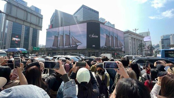 BTS’s new track “Swim” music video plays on the Shinsegae Square screen in Myeong-dong, Seoul, on March 20. Photo by Shinsegae Department Store.