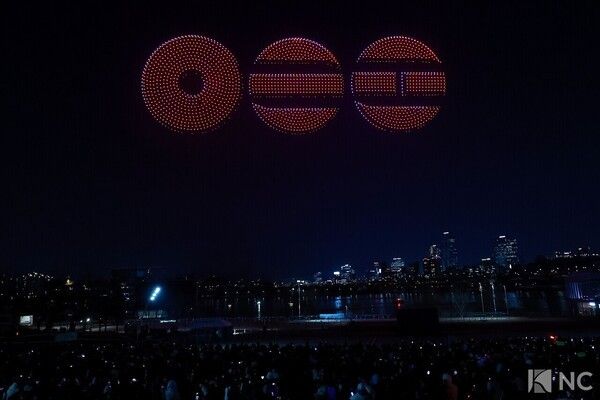 A drone show unfolds over Ttukseom Hangang Park in Gwangjin-gu, Seoul, on March 20 to celebrate BTS’s full-group comeback. Photo by Kim Gyubin.