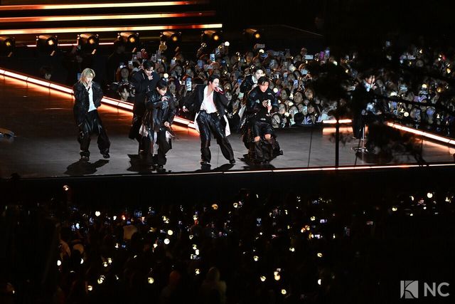 그룹 방탄소년단(BTS)이 컴백을 기념해 21일 오후 서울 종로구 광화문 광장에서 ‘BTS 컴백 라이브: 아리랑(BTS THE COMEBACK LIVE | ARIRANG)’ 공연을 펼치고 있다. 사진=한국온라인사진기자협회 공동취재단