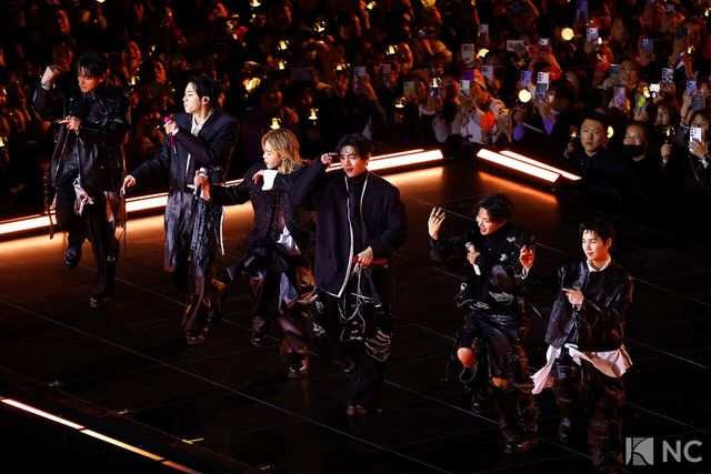 그룹 방탄소년단(BTS)이 컴백을 기념해 21일 오후 서울 종로구 광화문 광장에서 ‘BTS 컴백 라이브: 아리랑(BTS THE COMEBACK LIVE | ARIRANG)’ 공연을 펼치고 있다. 사진=한국온라인사진기자협회 공동취재단