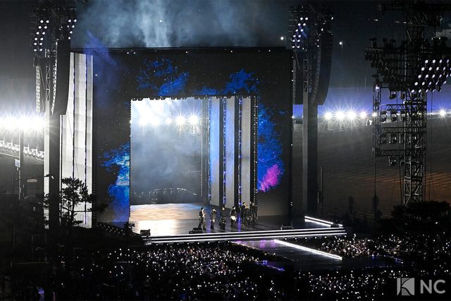 그룹 방탄소년단(BTS)이 컴백을 기념해 21일 오후 서울 종로구 광화문 광장에서 ‘BTS 컴백 라이브: 아리랑(BTS THE COMEBACK LIVE | ARIRANG)’ 공연을 펼치고 있다. 사진=한국온라인사진기자협회 공동취재단