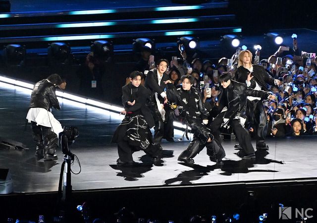 그룹 방탄소년단(BTS)이 컴백을 기념해 21일 오후 서울 종로구 광화문 광장에서 ‘BTS 컴백 라이브: 아리랑(BTS THE COMEBACK LIVE | ARIRANG)’ 공연을 펼치고 있다. 사진=한국온라인사진기자협회 공동취재단
