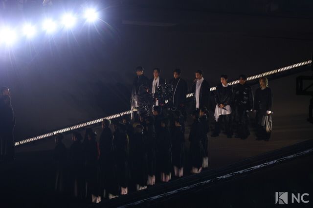 그룹 방탄소년단(BTS)이 컴백을 기념해 21일 오후 서울 종로구 광화문 광장에서 ‘BTS 컴백 라이브: 아리랑(BTS THE COMEBACK LIVE | ARIRANG)’ 공연을 펼치고 있다. 사진=한국온라인사진기자협회 공동취재단