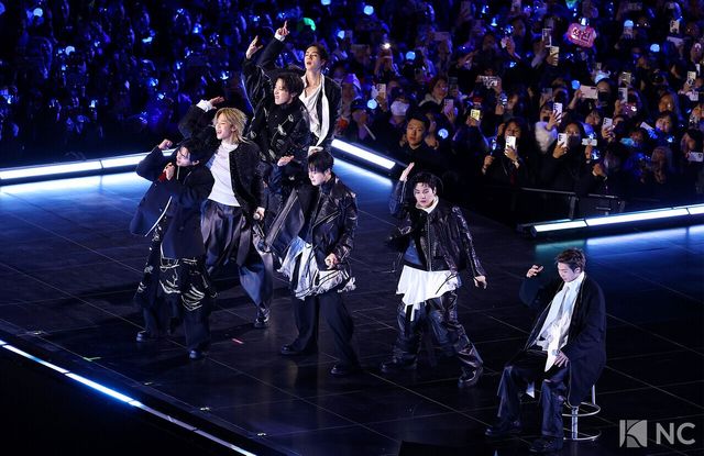 그룹 방탄소년단(BTS)이 컴백을 기념해 21일 오후 서울 종로구 광화문 광장에서 ‘BTS 컴백 라이브: 아리랑(BTS THE COMEBACK LIVE | ARIRANG)’ 공연을 펼치고 있다. 사진=한국온라인사진기자협회 공동취재단