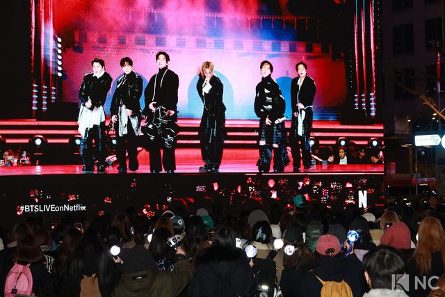 방탄소년단의 컴백 라이브 공연을 앞둔 21일 오후 서울 종로구 광화문 광장 일대에서 팬들이 무대를 관람하고 있다. 사진=김규빈 기자