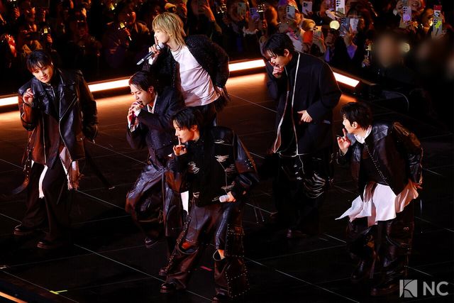 그룹 방탄소년단(BTS)이 컴백을 기념해 21일 오후 서울 종로구 광화문 광장에서 ‘BTS 컴백 라이브: 아리랑(BTS THE COMEBACK LIVE | ARIRANG)’ 공연을 펼치고 있다. 사진=한국온라인사진기자협회 공동취재단