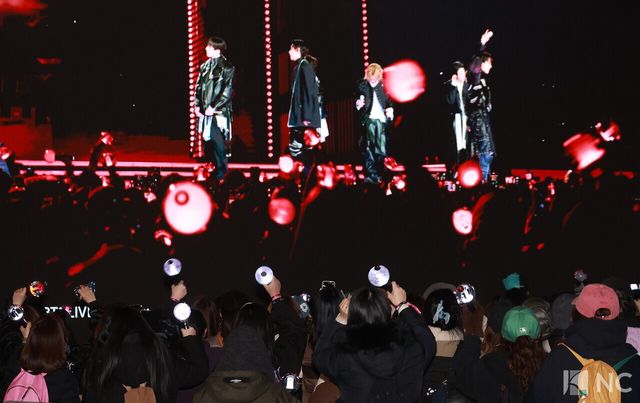 방탄소년단의 컴백 라이브 공연을 앞둔 21일 오후 서울 종로구 광화문 광장 일대에서 팬들이 무대를 관람하고 있다. 사진=김규빈 기자