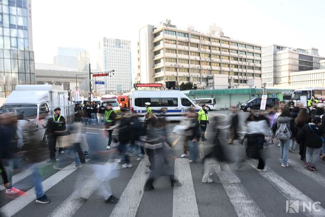 그룹 방탄소년단(BTS)이 컴백을 기념해 21일 오후 서울 종로구 광화문 광장에서 관람객들이 입장하고 있다. 사진=한국온라인사진기자협회 공동취재단