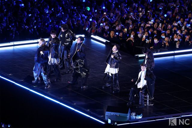 그룹 방탄소년단(BTS)이 컴백을 기념해 21일 오후 서울 종로구 광화문 광장에서 ‘BTS 컴백 라이브: 아리랑(BTS THE COMEBACK LIVE | ARIRANG)’ 공연을 펼치고 있다. 사진=한국온라인사진기자협회 공동취재단