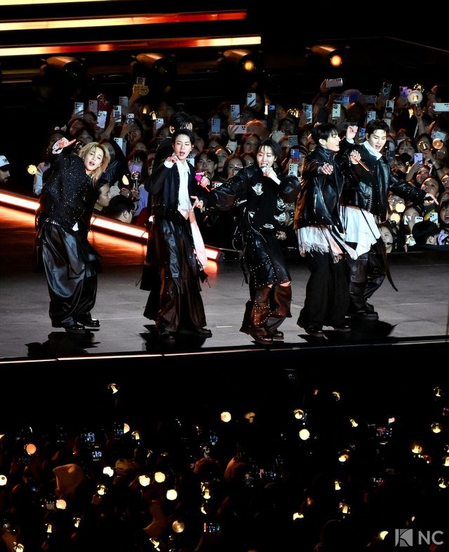 그룹 방탄소년단(BTS)이 컴백을 기념해 21일 오후 서울 종로구 광화문 광장에서 ‘BTS 컴백 라이브: 아리랑(BTS THE COMEBACK LIVE | ARIRANG)’ 공연을 펼치고 있다. 사진=한국온라인사진기자협회 공동취재단