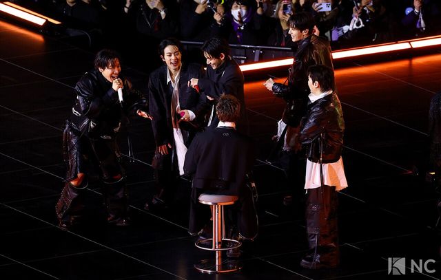 그룹 방탄소년단(BTS)이 컴백을 기념해 21일 오후 서울 종로구 광화문 광장에서 ‘BTS 컴백 라이브: 아리랑(BTS THE COMEBACK LIVE | ARIRANG)’ 공연을 펼치고 있다. 사진=한국온라인사진기자협회 공동취재단