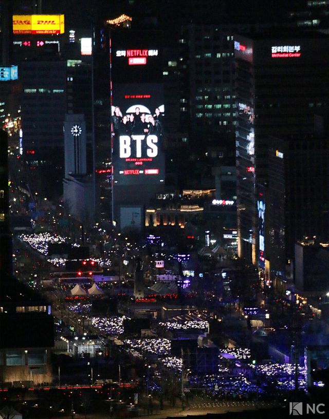 그룹 방탄소년단(BTS)이 컴백을 기념해 21일 오후 서울 종로구 광화문 광장에서 ‘BTS 컴백 라이브: 아리랑(BTS THE COMEBACK LIVE | ARIRANG)’ 공연을 펼치고 있다. 사진=한국온라인사진기자협회 공동취재단