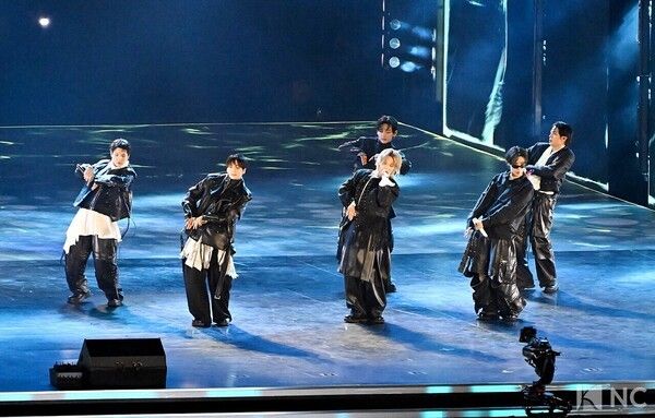 BTS perform ‘BTS THE COMEBACK LIVE | ARIRANG’ at Gwanghwamun Plaza, Seoul. Photo by Korea Online Photojournalists Association Joint Coverage Team.