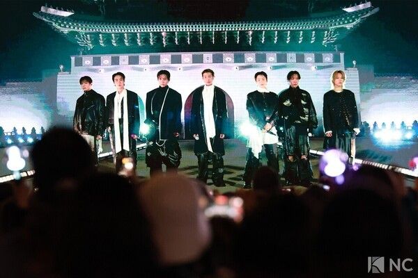 Fans gather at Gwanghwamun Plaza ahead of BTS’s comeback live performance. Photo by Kim Gyubin.