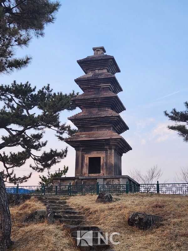 의성 탑리리 오층석탑. 통일신라시대 5층 석탑으로 '전탑'의 수법을 모방하는 한편, 일부에서는 목조건물의 양식을 보이고 있다. 사진=뉴스컬처