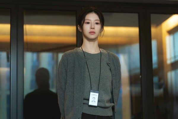 '모두가 자신의 무가치함과 싸우고 있다' 고윤정. 사진=스튜디오 피닉스·SLL·스튜디오 플로우