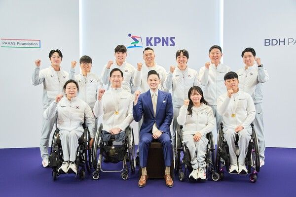 ]배동현 회장(앞줄 가운데)과 국가대표 선수단이 기념사진을 촬영하고 있다. 사진=사진=대한장애인노르딕스키연맹