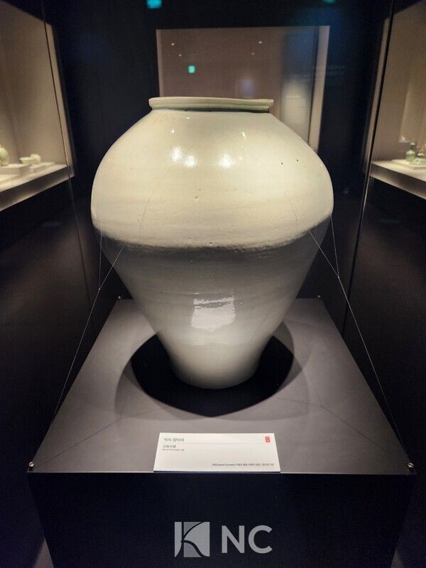 조선후기 관요(왕실 도자기 가마)에서 제작된 것으로 추정되는 백자 항아리. 달항아리처럼 다소 과장되게 부풀다가 아래로 갈수록 좁아지며 좌우 비대칭을 이루고 있다. 사진=뉴스컬처, 부산시립박물관