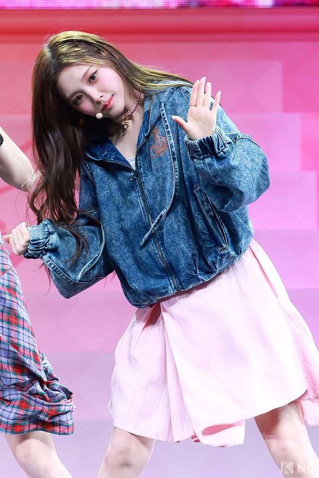 그룹 베이비돈크라이(Baby DONT cry) 이현이 24일 오후 서울 용산구 블루스퀘어 우리WON뱅킹홀에서 진행된 미니 1집 ‘애프터 크라이(AFTER CRY)’ 발매 기념 쇼케이스에서 타이틀곡 무대를 선보이고 있다. 사진=김규빈 기자