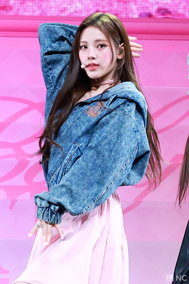 그룹 베이비돈크라이(Baby DONT cry) 이현이 24일 오후 서울 용산구 블루스퀘어 우리WON뱅킹홀에서 진행된 미니 1집 ‘애프터 크라이(AFTER CRY)’ 발매 기념 쇼케이스에서 타이틀곡 무대를 선보이고 있다. 사진=김규빈 기자