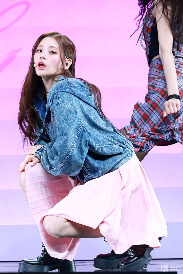 그룹 베이비돈크라이(Baby DONT cry) 이현이 24일 오후 서울 용산구 블루스퀘어 우리WON뱅킹홀에서 진행된 미니 1집 ‘애프터 크라이(AFTER CRY)’ 발매 기념 쇼케이스에서 타이틀곡 무대를 선보이고 있다. 사진=김규빈 기자