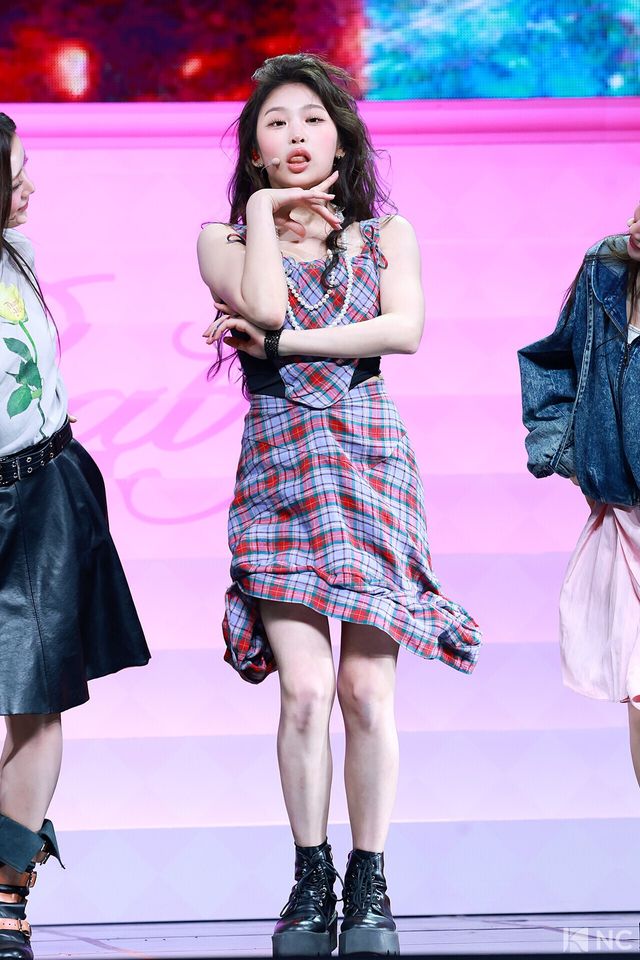 그룹 베이비돈크라이(Baby DONT cry) 베니가 24일 오후 서울 용산구 블루스퀘어 우리WON뱅킹홀에서 진행된 미니 1집 ‘애프터 크라이(AFTER CRY)’ 발매 기념 쇼케이스에서 타이틀곡 무대를 선보이고 있다. 사진=김규빈 기자