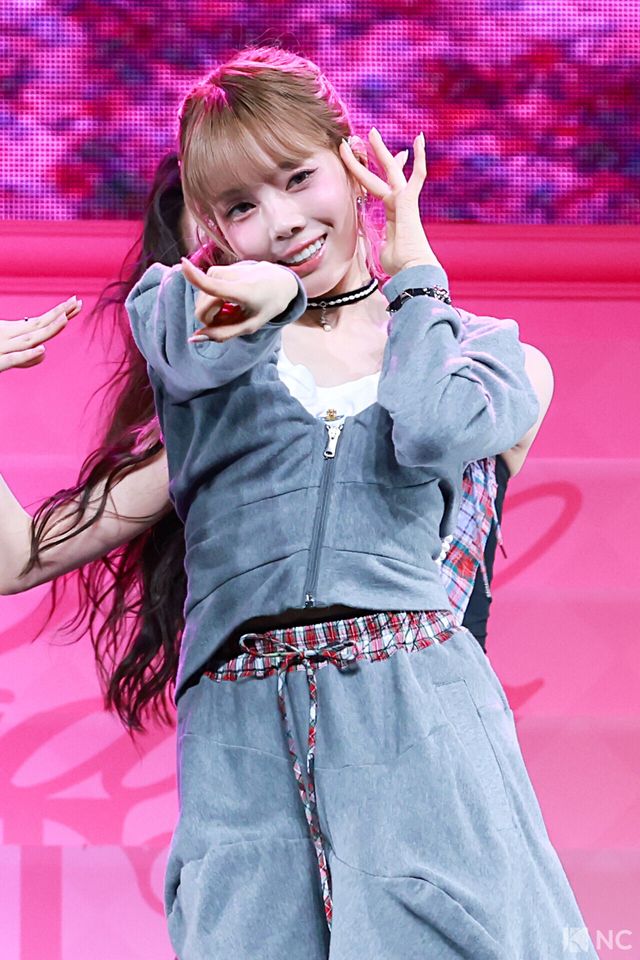 그룹 베이비돈크라이(Baby DONT cry) 미아가 24일 오후 서울 용산구 블루스퀘어 우리WON뱅킹홀에서 진행된 미니 1집 ‘애프터 크라이(AFTER CRY)’ 발매 기념 쇼케이스에서 타이틀곡 무대를 선보이고 있다. 사진=김규빈 기자