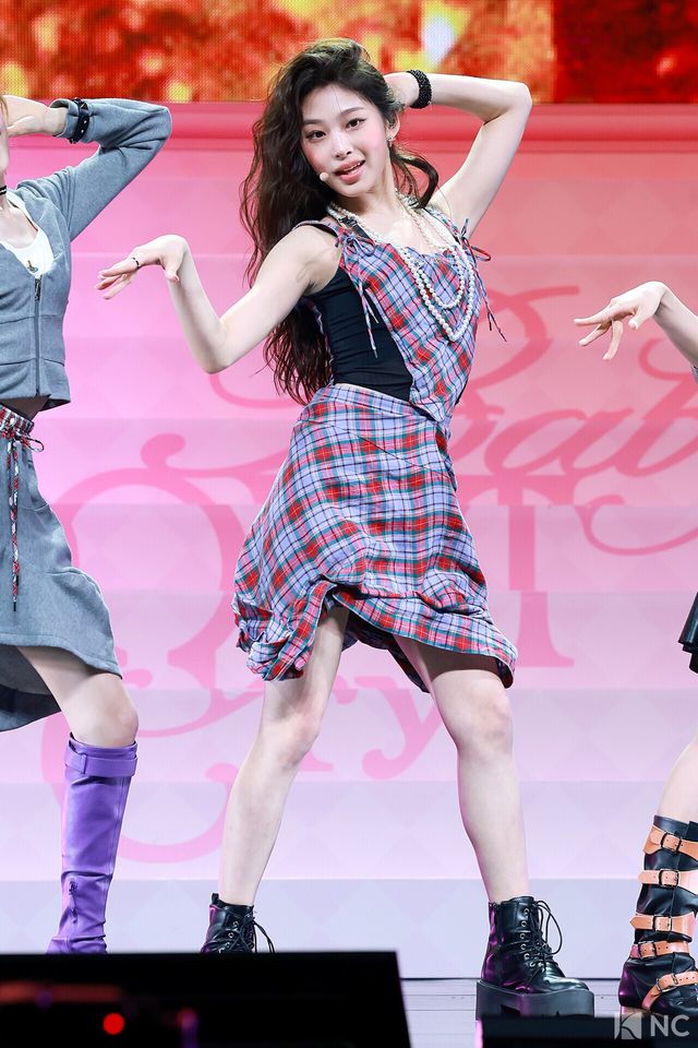 그룹 베이비돈크라이(Baby DONT cry) 베니가 24일 오후 서울 용산구 블루스퀘어 우리WON뱅킹홀에서 진행된 미니 1집 ‘애프터 크라이(AFTER CRY)’ 발매 기념 쇼케이스에서 타이틀곡 무대를 선보이고 있다. 사진=김규빈 기자