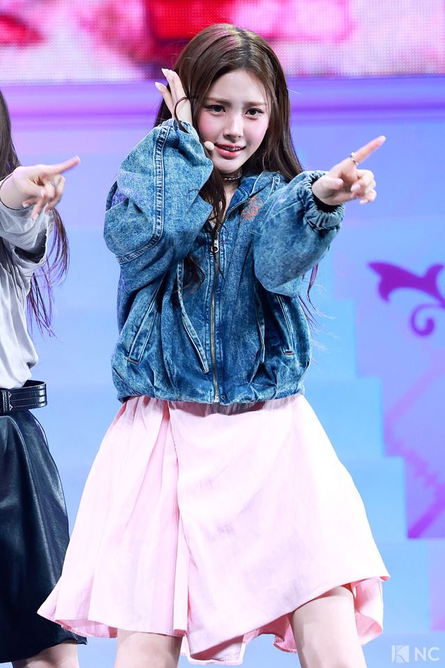 그룹 베이비돈크라이(Baby DONT cry) 이현이 24일 오후 서울 용산구 블루스퀘어 우리WON뱅킹홀에서 진행된 미니 1집 ‘애프터 크라이(AFTER CRY)’ 발매 기념 쇼케이스에서 타이틀곡 무대를 선보이고 있다. 사진=김규빈 기자