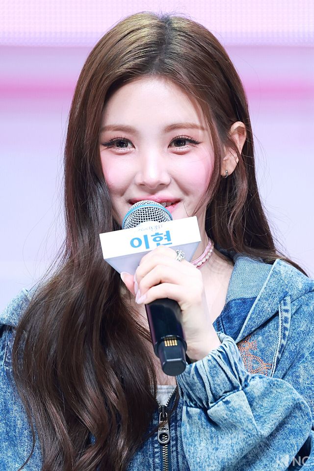 그룹 베이비돈크라이(Baby DONT cry) 이현이 24일 오후 서울 용산구 블루스퀘어 우리WON뱅킹홀에서 진행된 미니 1집 ‘애프터 크라이(AFTER CRY)’ 발매 기념 쇼케이스에서 소감을 말하고 있다. 사진=김규빈 기자