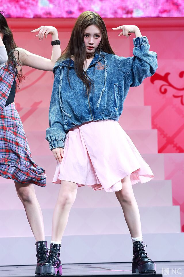 그룹 베이비돈크라이(Baby DONT cry) 이현이 24일 오후 서울 용산구 블루스퀘어 우리WON뱅킹홀에서 진행된 미니 1집 ‘애프터 크라이(AFTER CRY)’ 발매 기념 쇼케이스에서 타이틀곡 무대를 선보이고 있다. 사진=김규빈 기자