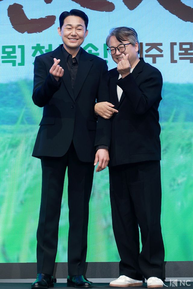 배우 박성웅, 이서환이 25일 서울 구로구 더 세인트 호텔에서 진행된 KBS 2TV 새 미니시리즈 ‘심우면 연리리’(극본 송정림/연출 최연수) 제작발표회에서 포즈를 취하고 있다. 사진=김규빈 기자