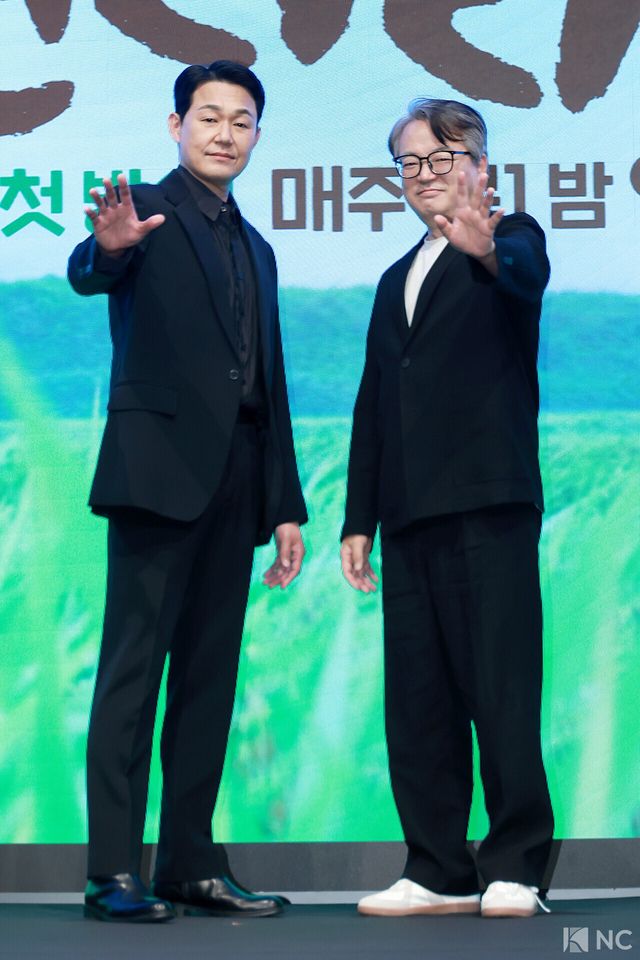 배우 박성웅, 이서환이 25일 서울 구로구 더 세인트 호텔에서 진행된 KBS 2TV 새 미니시리즈 ‘심우면 연리리’(극본 송정림/연출 최연수) 제작발표회에서 포즈를 취하고 있다. 사진=김규빈 기자