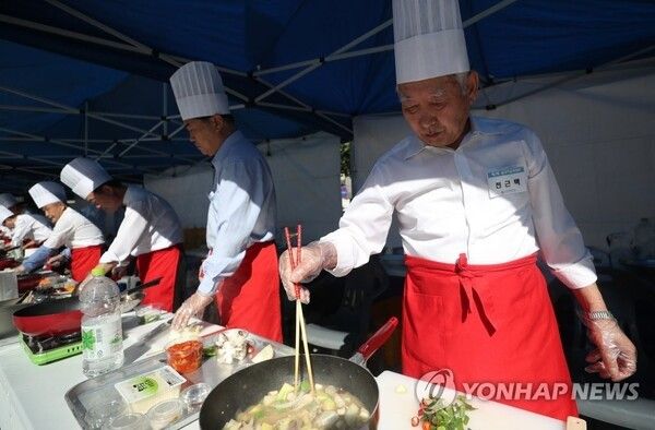 서울 우리마포복지관에서 은퇴 정년 남성을 대상으로 열린 '노인의날 기념 삼식이 요리대회'에서 중년 남성들이 요리를 하고 있다. 사진=연합뉴스