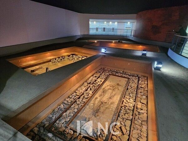 Exhibits at the Jomun-guk tomb site illustrate ancient burial-with-retainers practices. Photo by News Culture.