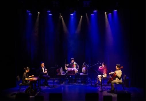 The performance emphasizes a purely acoustic approach without electronic devices. Photo by Hong Sung-hyun Art Company.