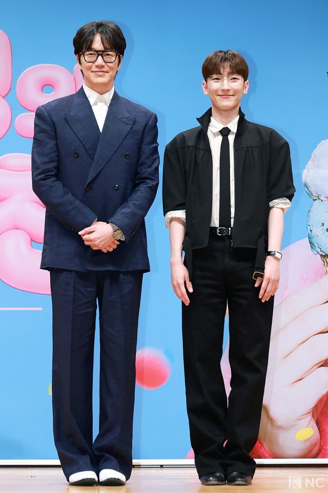 가수 성시경과 밴드 멜로망스 정동환. 사진=김규빈 기자