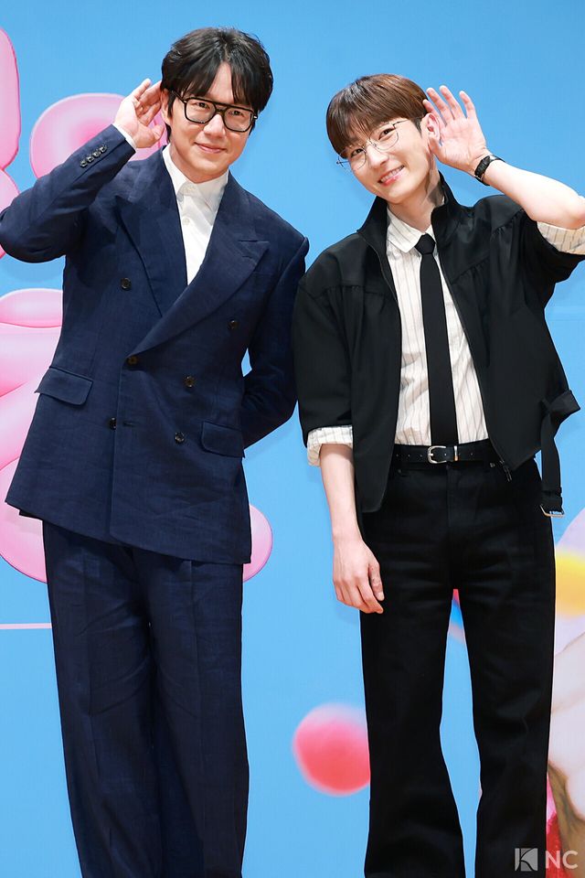 가수 성시경과 밴드 멜로망스 정동환. 사진=김규빈 기자