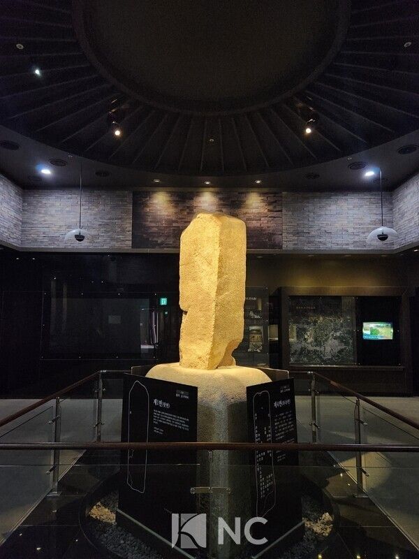 The Chungju Goguryeo Stele. Originally standing in front of Ipseok Village, the monument was recognized for its historical value in 1979, leading to the construction of a protective structure. It was later relocated to the exhibition hall when it opened in 2012. Photo by News Culture.
