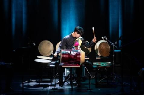 A newly designed multi-percussion setup enables a one-person performance. Photo by Hong Sung-hyun Art Company.