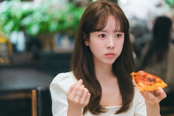 '미혼남녀의 효율적 만남' 한지민. 사진=&nbsp;SLL