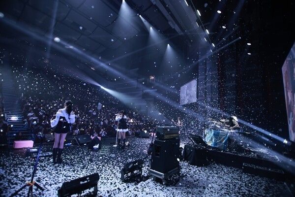 QWER. Photo by Tamago Production.