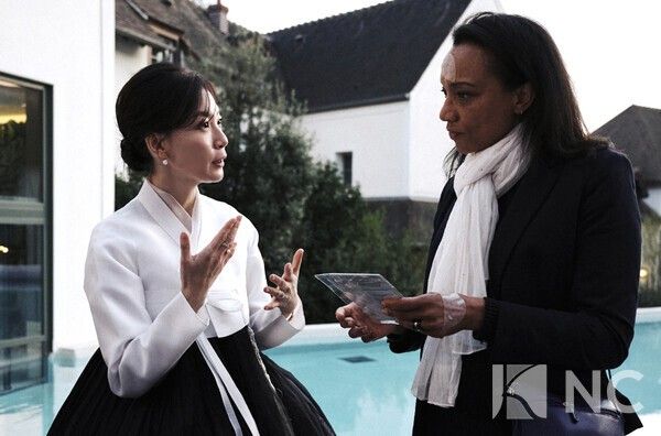 배지선 인스파이어드아시안매니지먼트 대표(우측)이 론칭쇼 참가자에게 제품을 설명하고 있다/ 사진= 회사 측 제공.