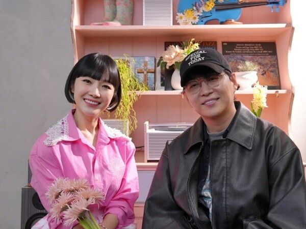 Singer Jadu (left), Rocoberry’s Ahn Young-min. Photo by Hey Enter C.