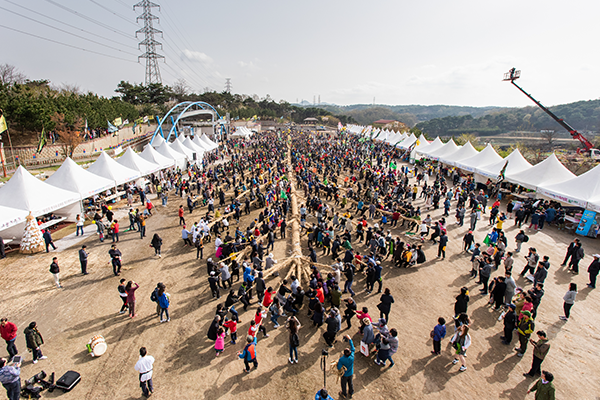 Participants and visitors joining the Gijisi Tug-of-War. Photo by Gijisi Tug-of-War Preservation Society.