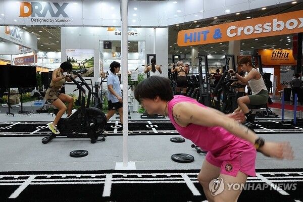 26일 서울 강남구 삼성동 코엑스에서 열린 2026 서울국제스포츠레저산업전에서 참관객들이 참가업체의 기구를 사용해 운동하고 있다. 2026.3.26. 사진=연합뉴스