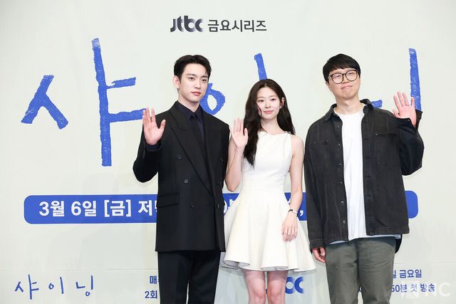 배우 박진영, 김민주와 김윤진 감독이 5일 오후 서울 구로구 더 링크호텔 서울에서 진행된 JTBC 새 금요시리즈 ‘샤이닝’(극본 이숙연/연출 김윤진) 제작발표회에서 포즈를 취하고 있다. 사진=김규빈 기자